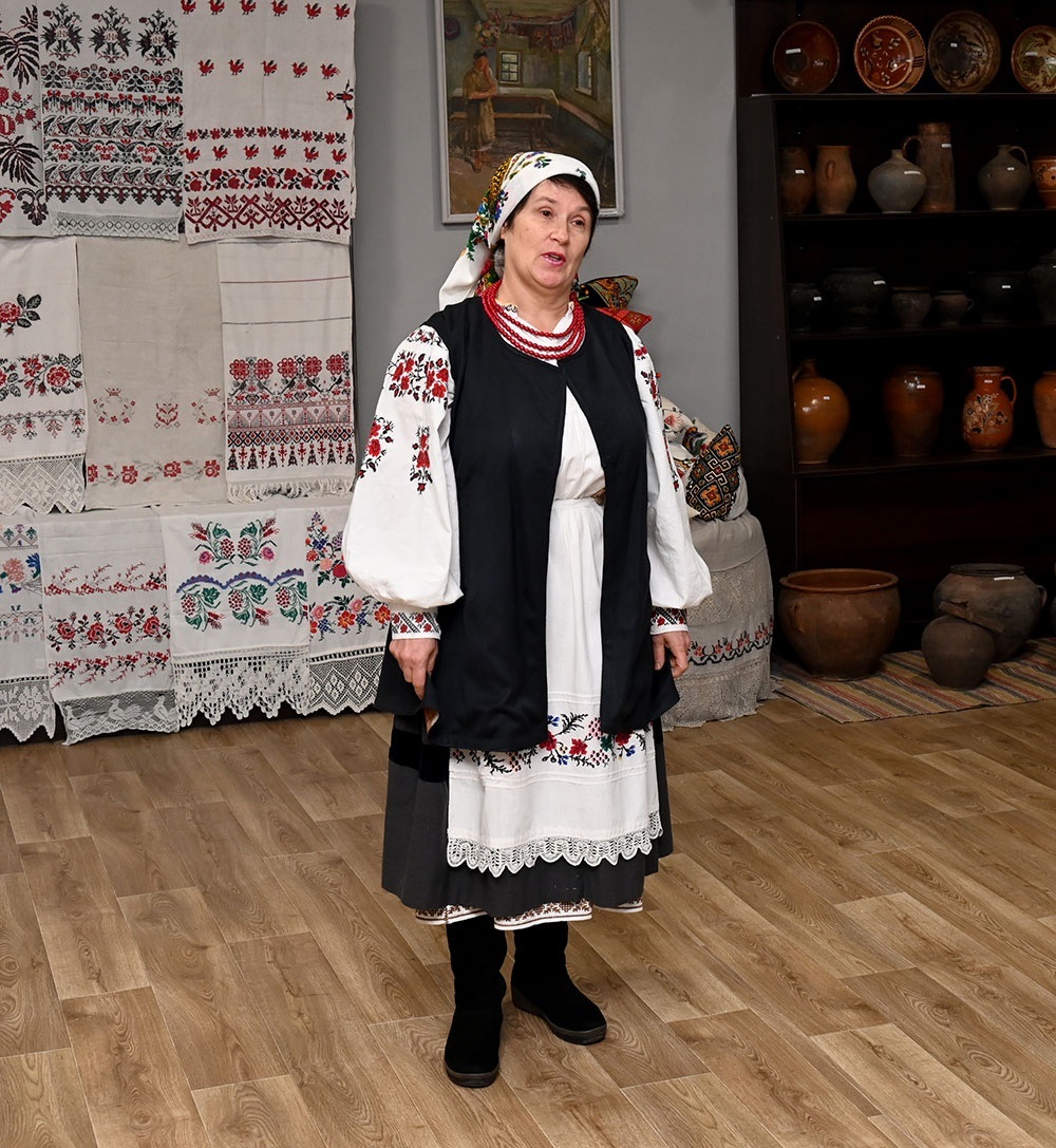 Наталя Коноваленко демонструє національний одяг