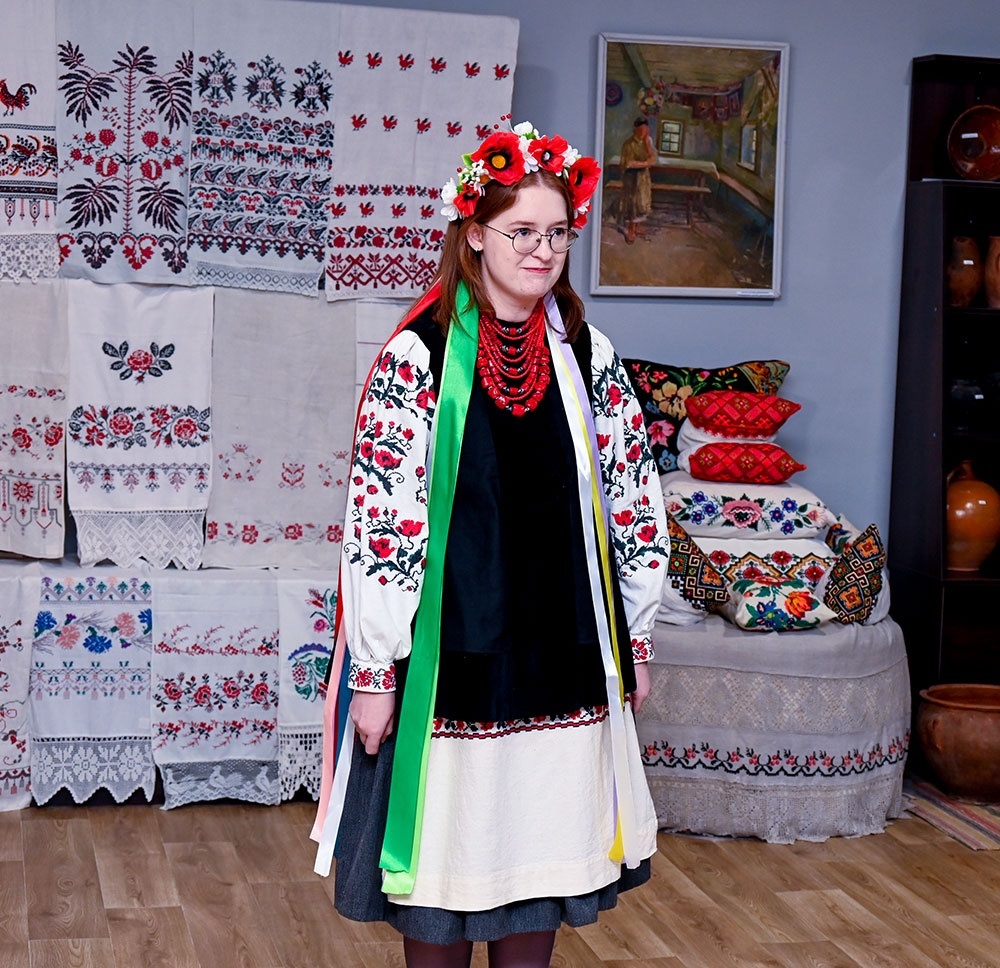 Інна Бойко демонструє національний одяг