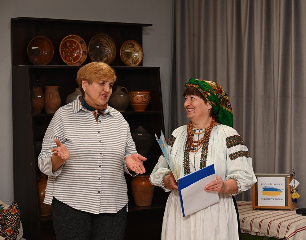 Любов Коваль вітає кагарлицьких музеїстів із відкриттям нової виставкової зали
