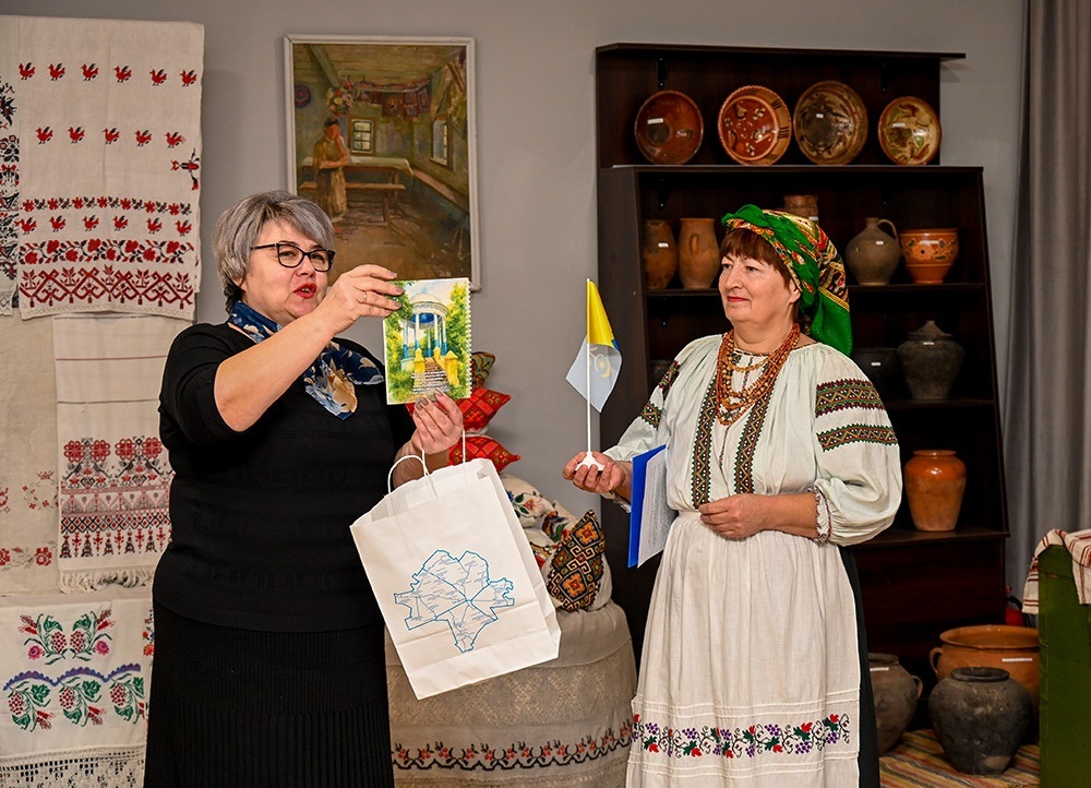 Олена Петленко передає нові експонати для Кагарлицького музею 