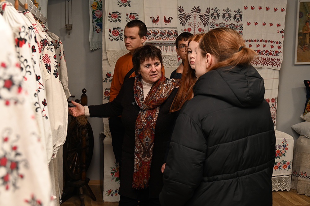 Учасники заходу оглядають експозицію етнографічної зали Кагарлицького музею - 3
