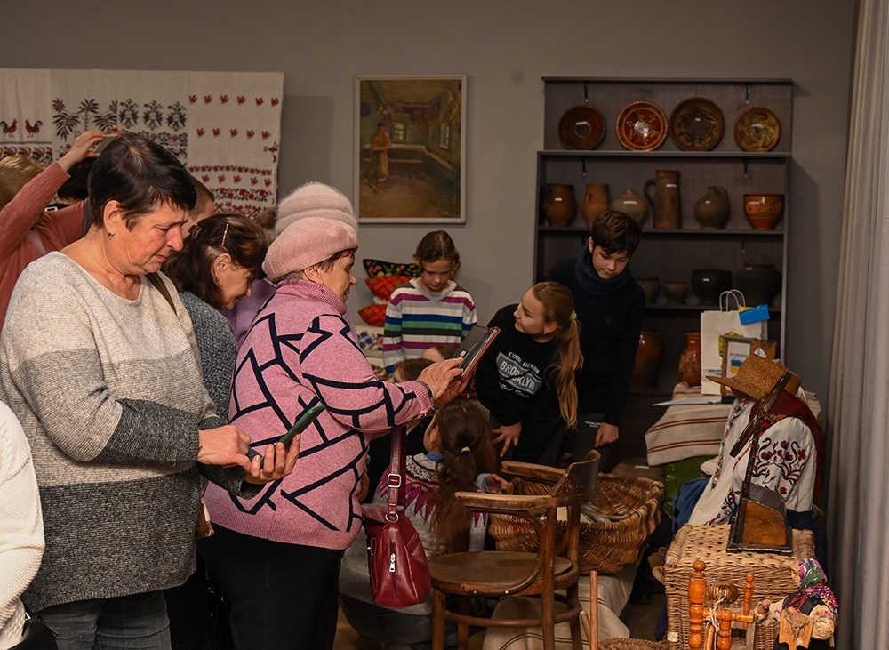 Учасники заходу оглядають експозицію етнографічної зали Кагарлицького музею - 2