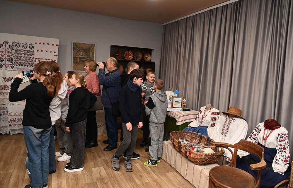 Учасники заходу оглядають експозицію етнографічної зали Кагарлицького музею