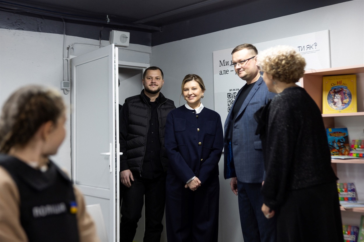 Олена Зеленська оглядає відновлене укриття в Кагарлицькому ліцеї №3