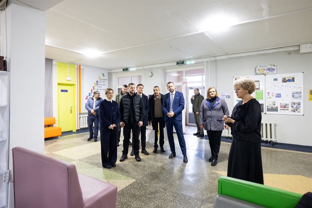 Директорка Каагарлицького ліцею №3 знайомить високих гостей із закладом