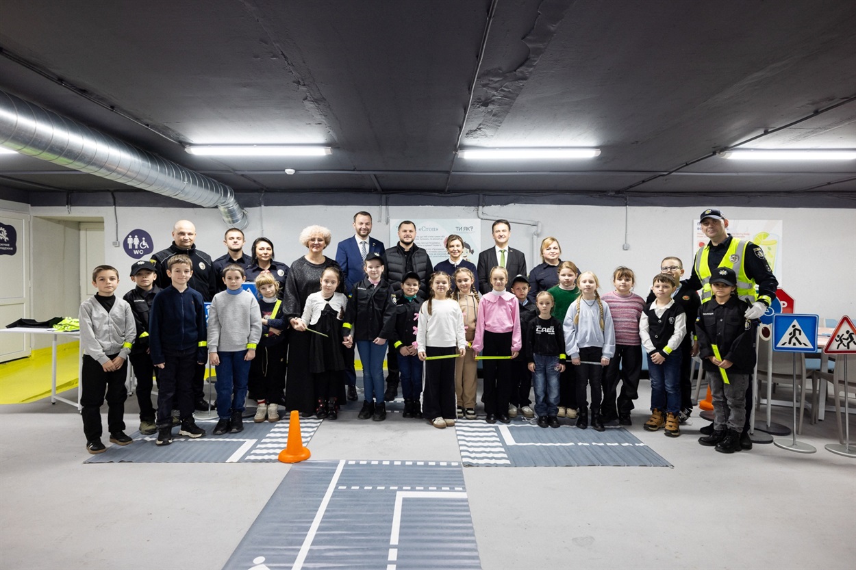 лена Зеленська оглядає відновлене укриття в Кагарлицькому ліцеї №3