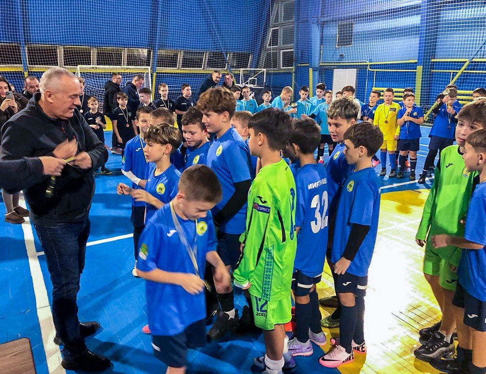 Кагарлицький міський голова Олександр Панюта вручає нагороди переможцям турніру команді ДЮСШ Миронівка