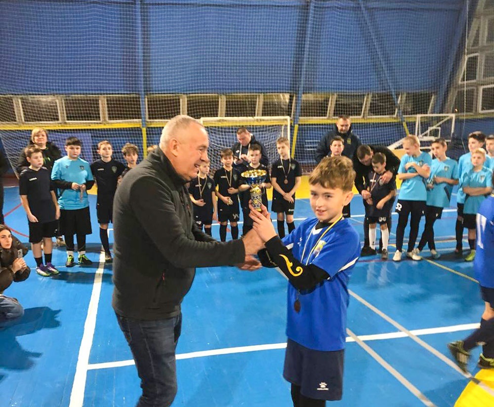 Кубок отримує капітан команди ДЮСШ Канів