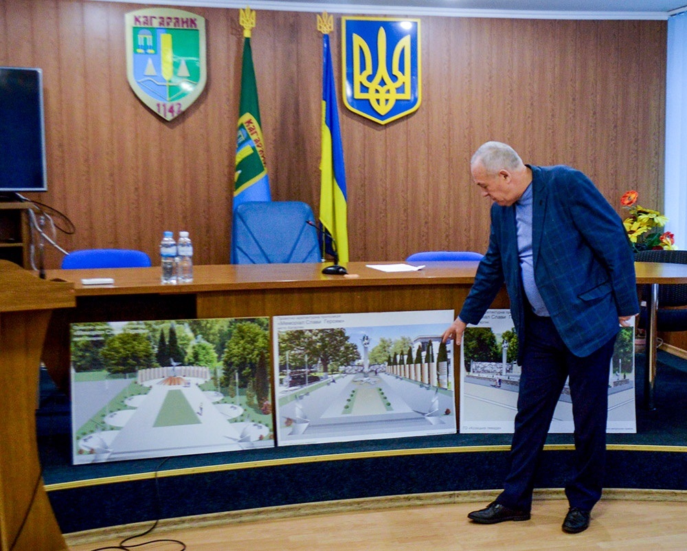 Під час обговорення ескізів проєктів. Кагарлицький міський голова Олександр Панюта