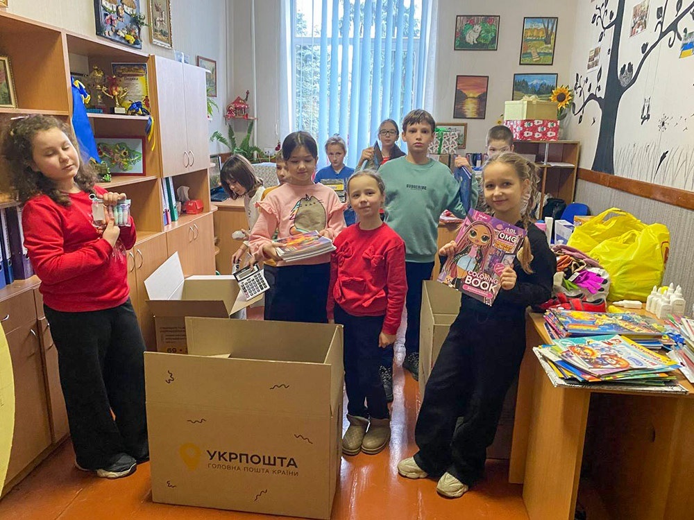 Учні кагарлицького ліцею №1 "Соколята" з подарунками для благодійної акції "Ангел-охоронець" на День Святого Миколая - 1