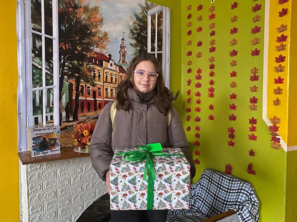 Учні кагарлицького ліцею №1 "Соколята" з подарунками для благодійної акції "Ангел-охоронець" на День Святого Миколая - 2