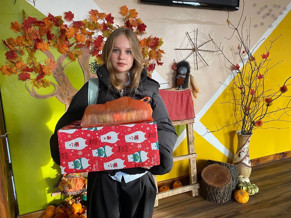 Учні кагарлицького ліцею №1 "Соколята" з подарунками для благодійної акції "Ангел-охоронець" на День Святого Миколая - 3