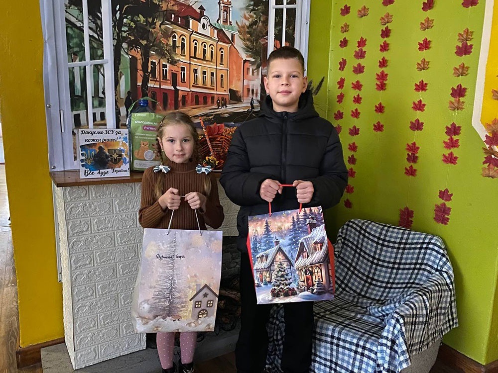 Учні кагарлицького ліцею №1 "Соколята" з подарунками для благодійної акції "Ангел-охоронець" на День Святого Миколая - 5