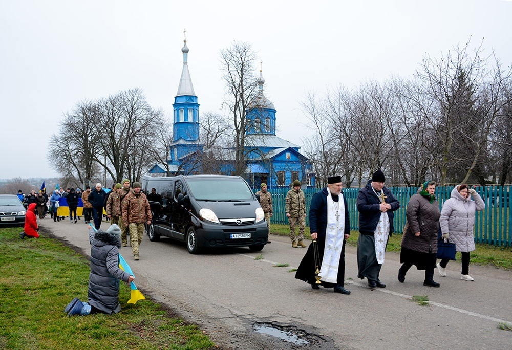 У Кадомці провели в останню путь воїна Руслана Коробенка - 16