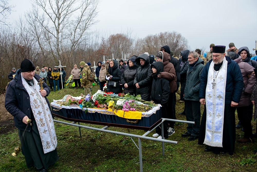 У Кадомці провели в останню путь воїна Руслана Коробенка - 18