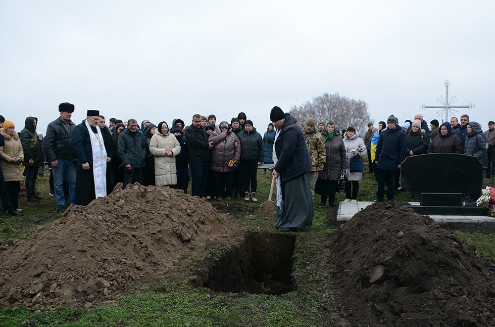 У Кадомці провели в останню путь воїна Руслана Коробенка - 25