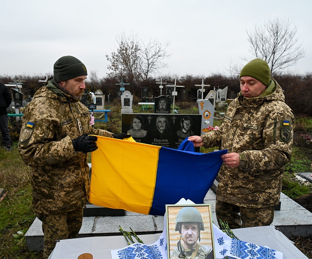 У Кагарлику провели в останню путь воїна Євгенія Павлова - 12