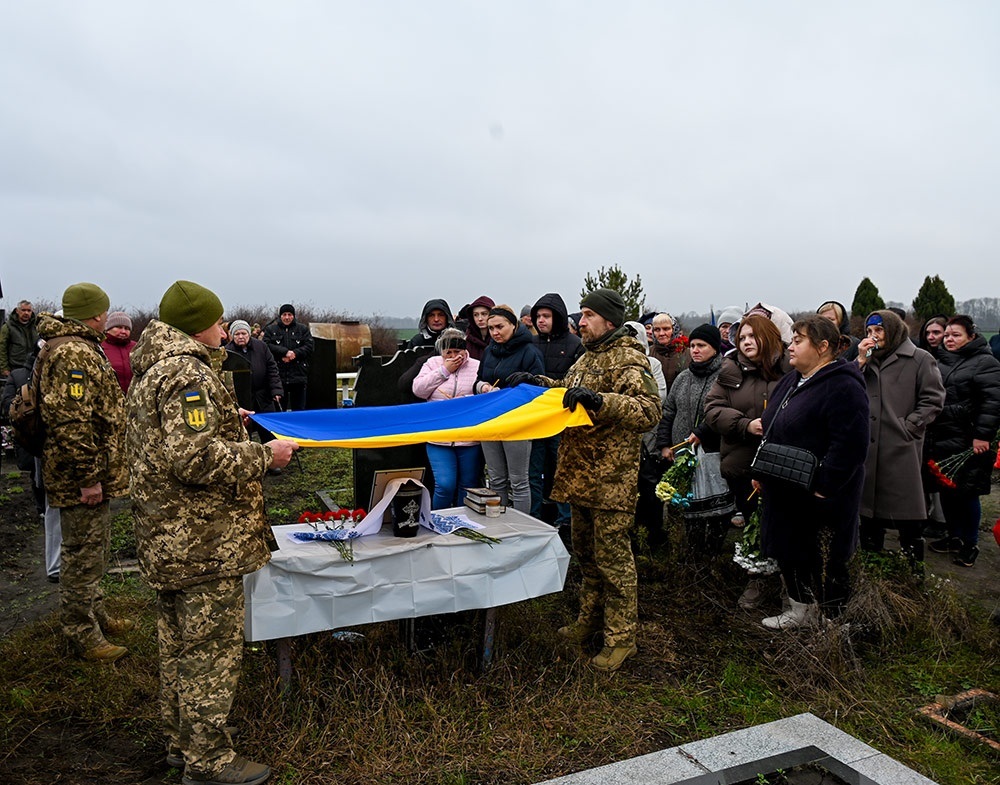 У Кагарлику провели в останню путь воїна Євгенія Павлова - 13