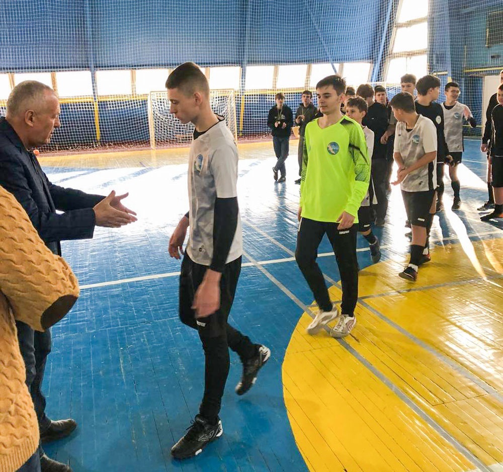 Олександр Панюта вручає нагороди команді "Енергодар"