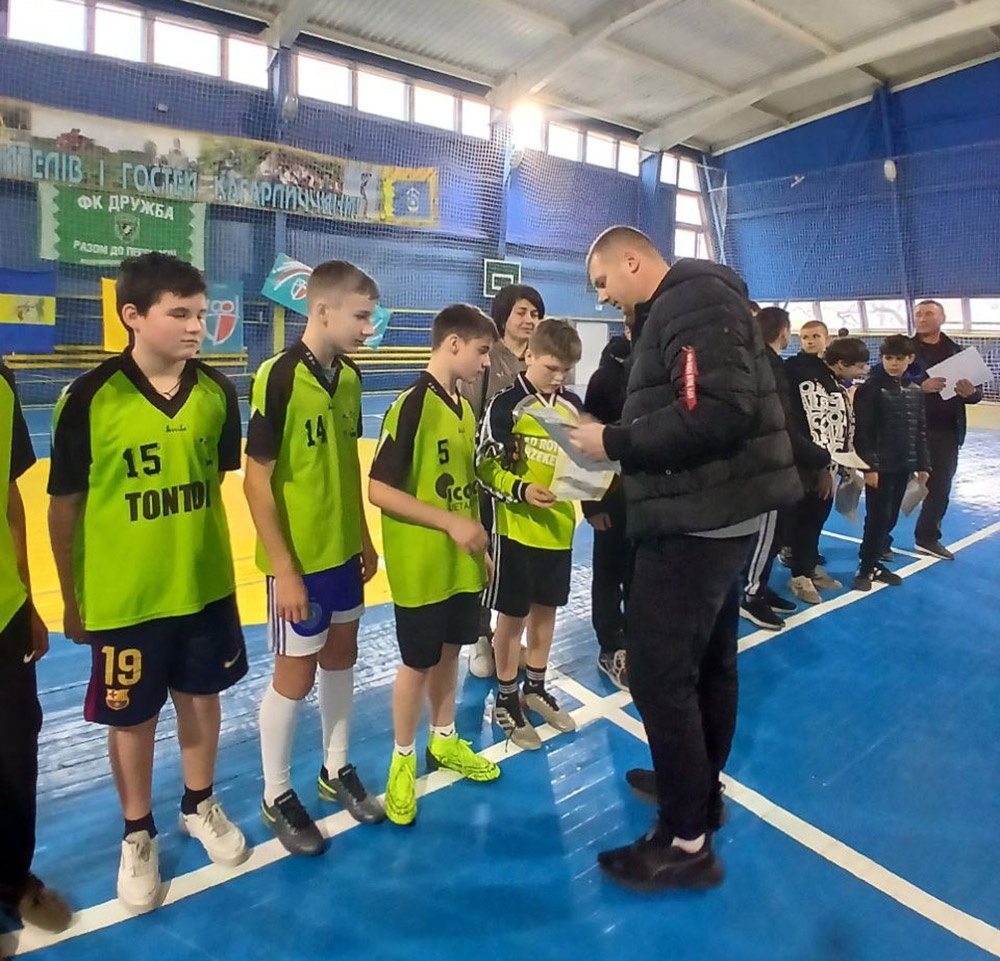 Нагороди учасникам змагань вручає заступник міського голови Ігор Будюк