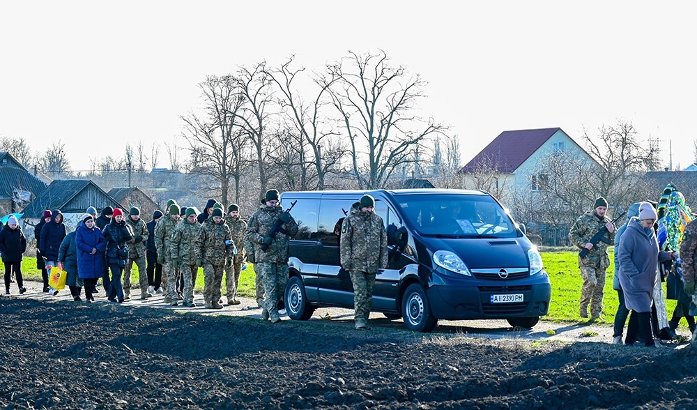 У Ставах провели в останню дорогу воїна Максима Коржова - 4