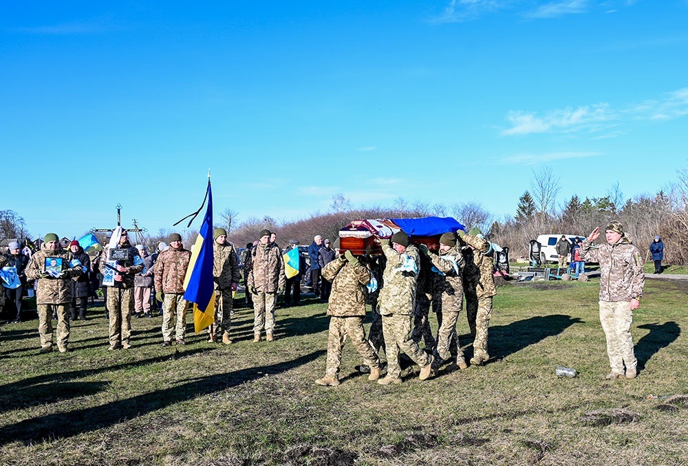 У Ставах провели в останню дорогу воїна Максима Коржова - 6