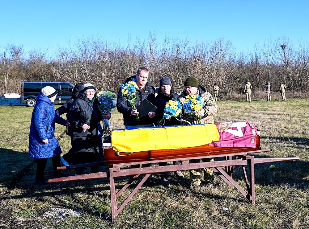 У Ставах провели в останню дорогу воїна Максима Коржова - 7