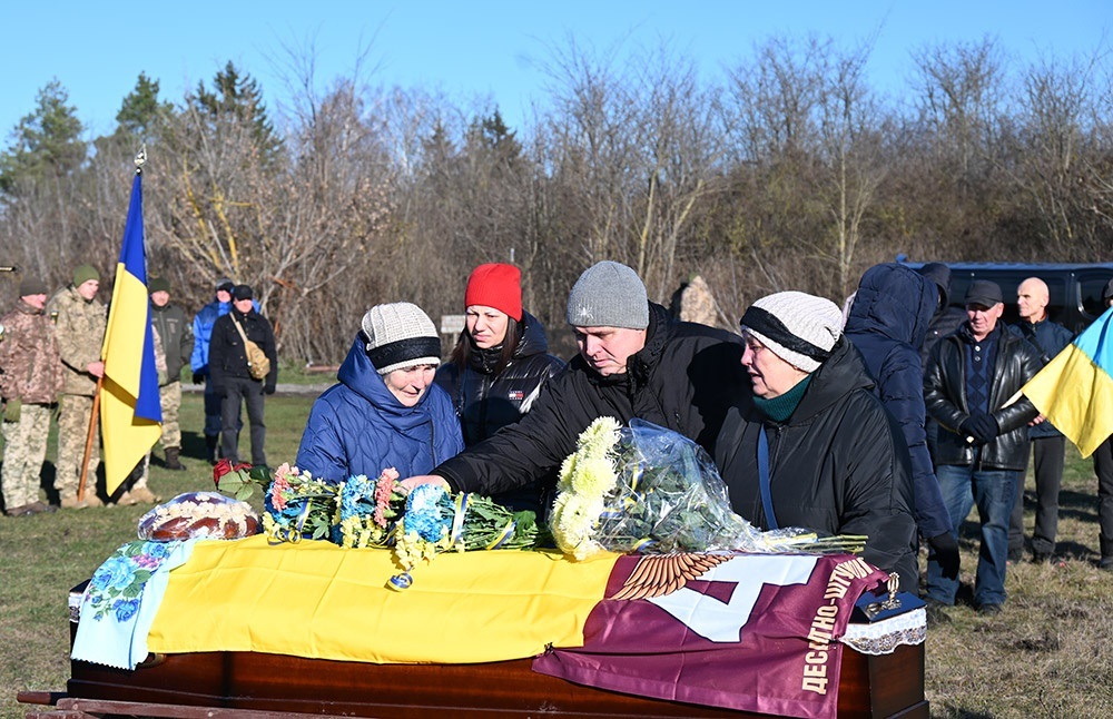 У Ставах провели в останню дорогу воїна Максима Коржова - 9