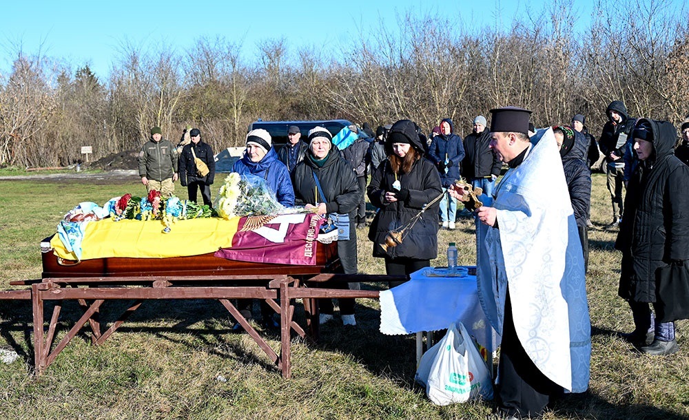 У Ставах провели в останню дорогу воїна Максима Коржова - 10