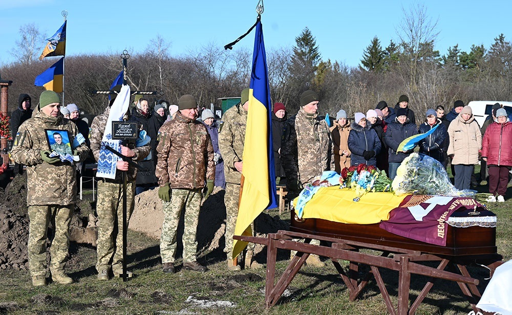 У Ставах провели в останню дорогу воїна Максима Коржова - 11