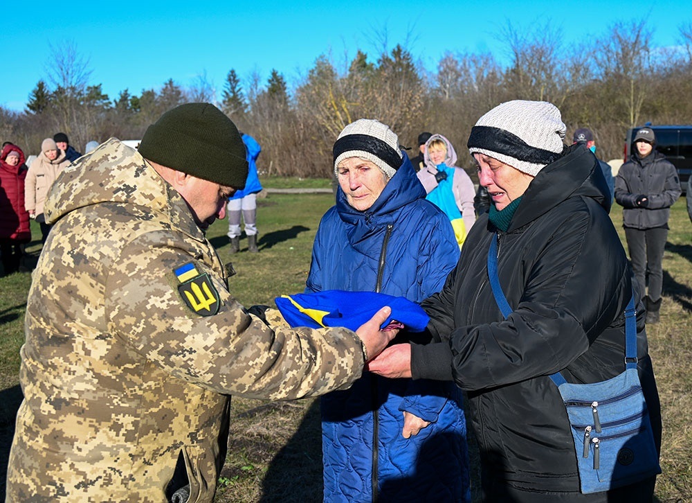 У Ставах провели в останню дорогу воїна Максима Коржова - 15