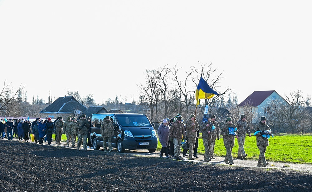 У Ставах провели в останню дорогу воїна Максима Коржова - 3
