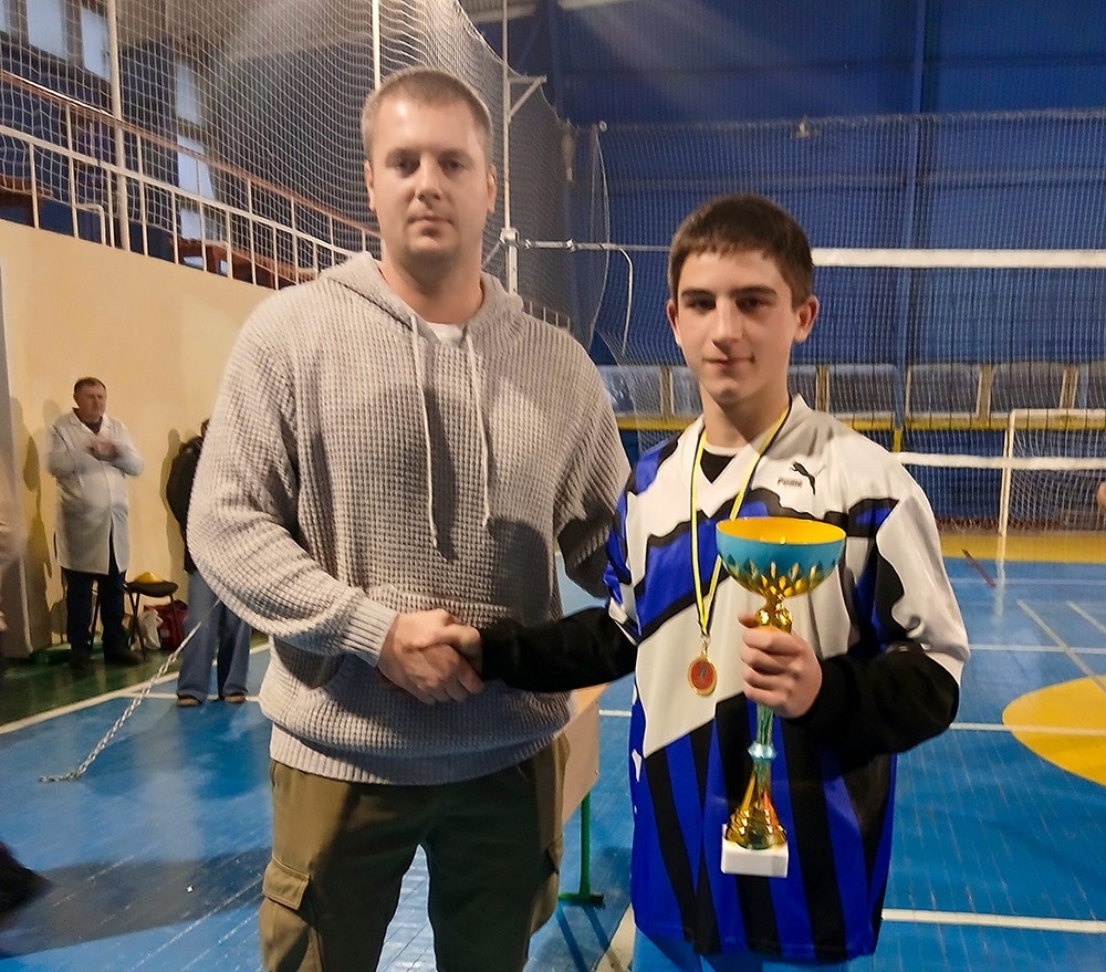 Ігор Будюк вручає кубок капітану команди-пеерможця турніру