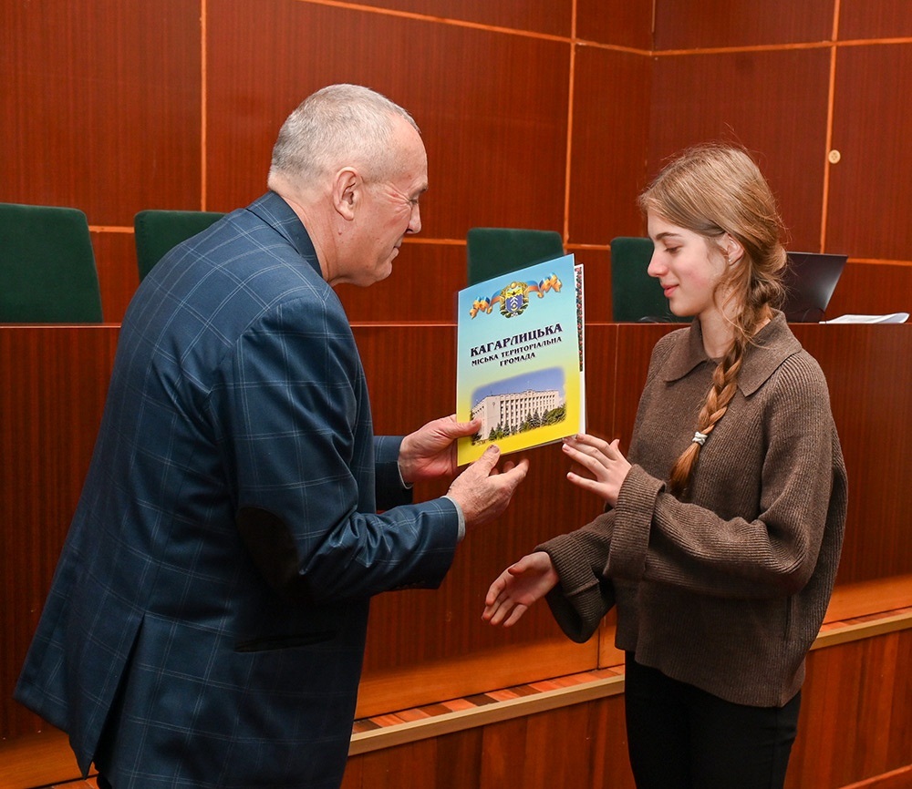 Олександр Панюта вручає премію імені Василя Дашенка Мирославі Андрущенко