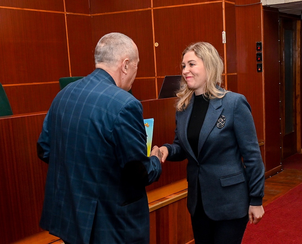 Олександр Панюта вручає премію імені Василя Дашенка для хореографічного колективу «Мрія» його керівниці Анні Гордон