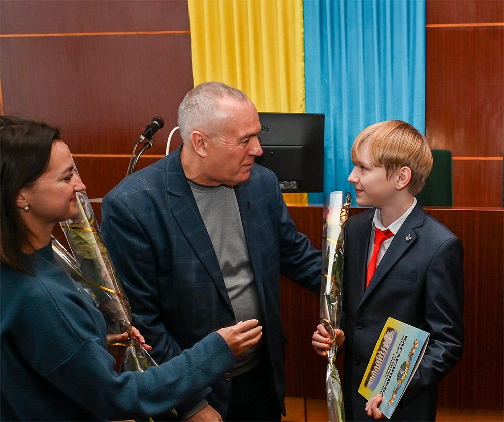 Олександр Панюта вручає премію імені Василя Дашенка Олександру Карпенку - 1