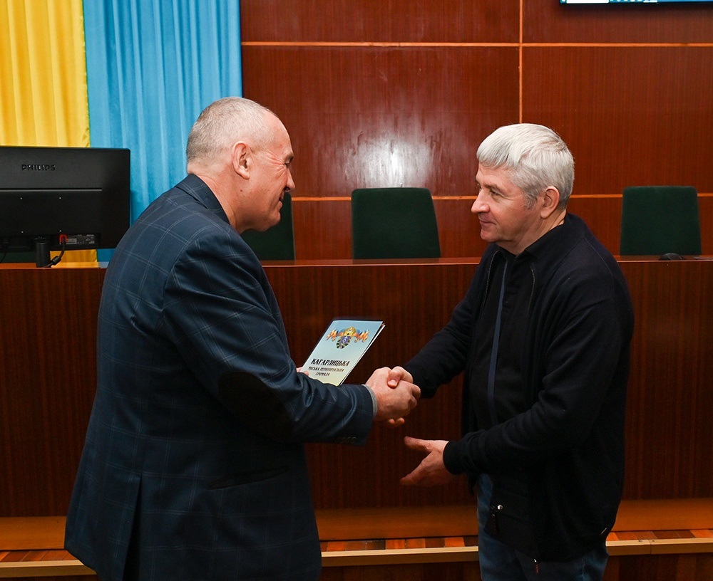 Олександр Панюта вручає премію імені Василя Дашенка Олександру Карпенку