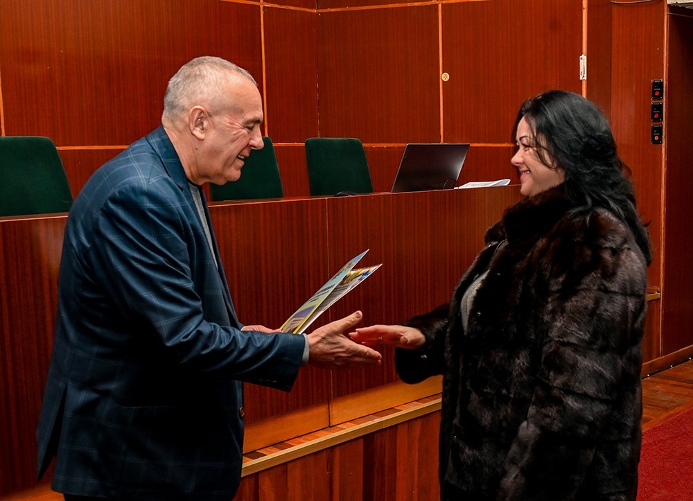 Олександр Панюта вручає премію імені Василя Дашенка для вокального колективу «Зорецвіт» його керівниці Катерині Кучеренко