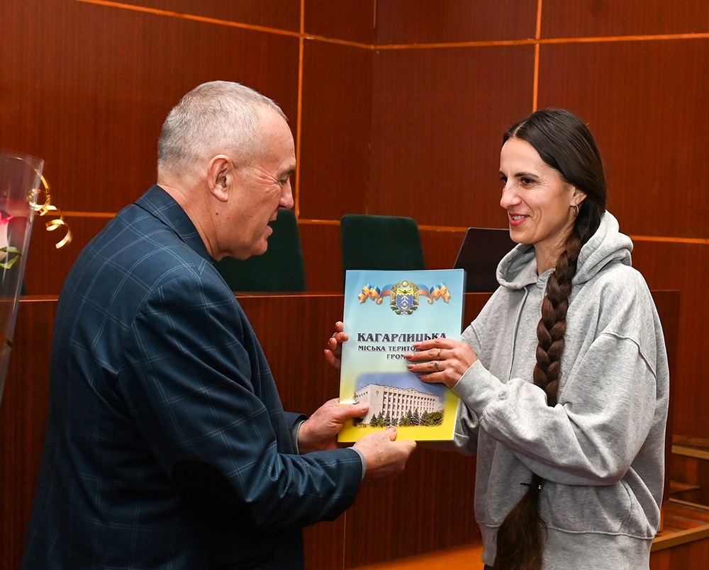 Олександр Панюта вручає премію імені Василя Дашенка Світлані Карандюк