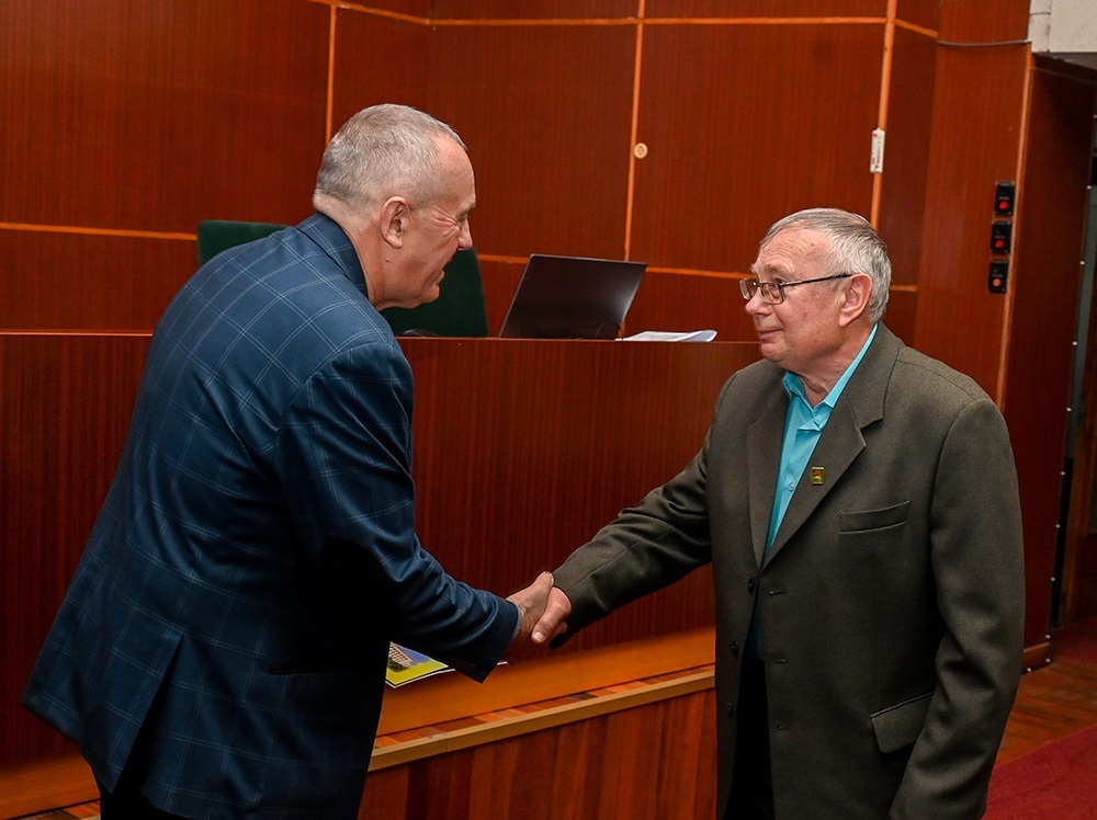 Олександр Панюта вручає премію імені Василя Дашенка Петру Ляшенку