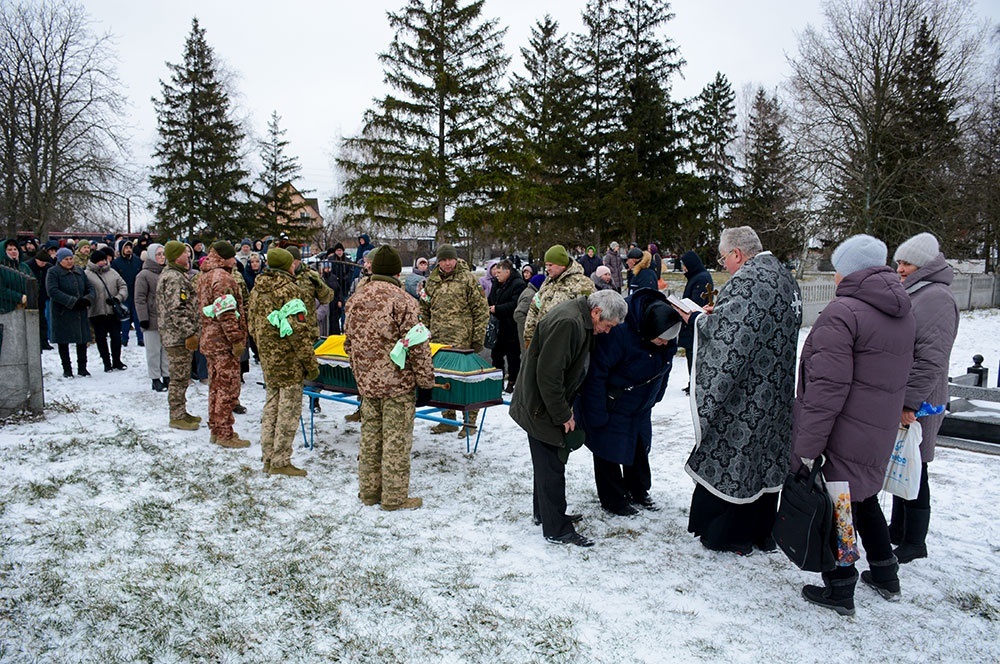 У Переселенні провели в останню путь воїна Олександра Лісового - 14