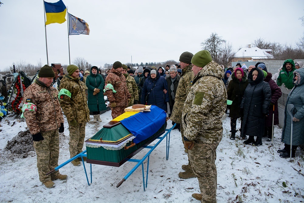 У Переселенні провели в останню путь воїна Олександра Лісового - 17