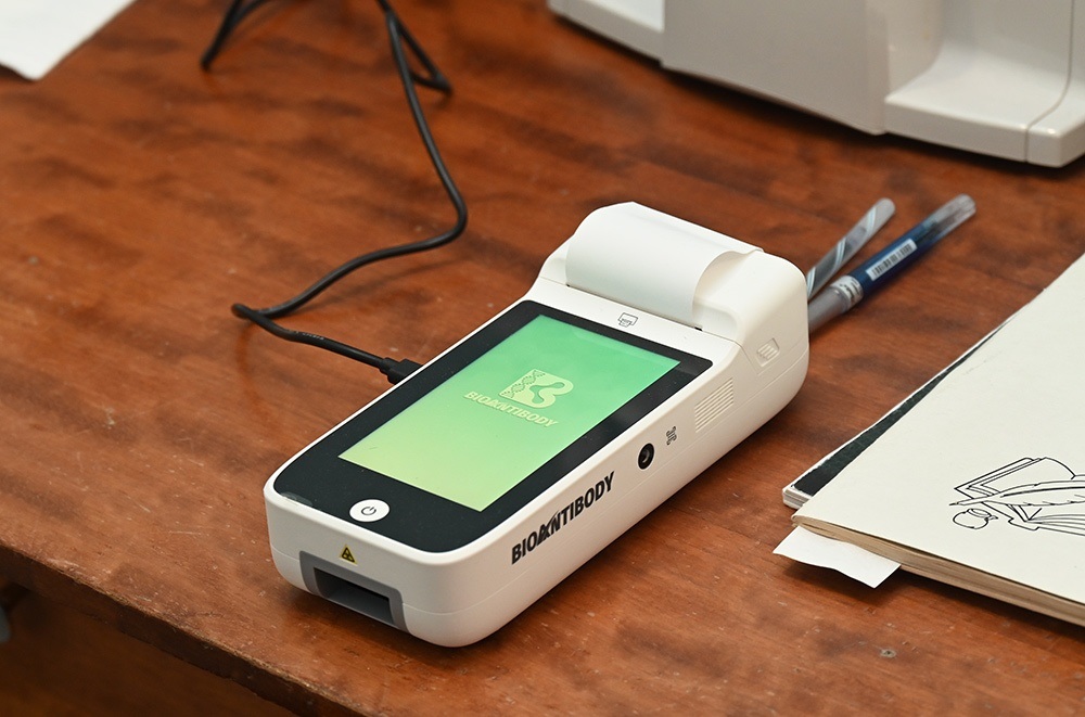 Портативний аналізатор для визначення рівня холестерину придбали для Кагарлицької "первинки"