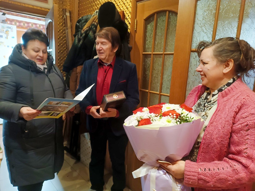 Світлана Бакал вітає Олександра Карпенка із ювілеєм