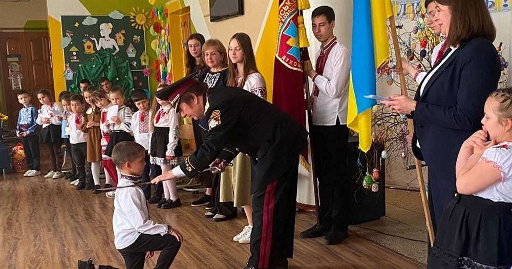  Олександр Карпенко проводить урочисту посвяту в козачата першокласників Кагарлицького ліцею №1 імені Василя Мамія