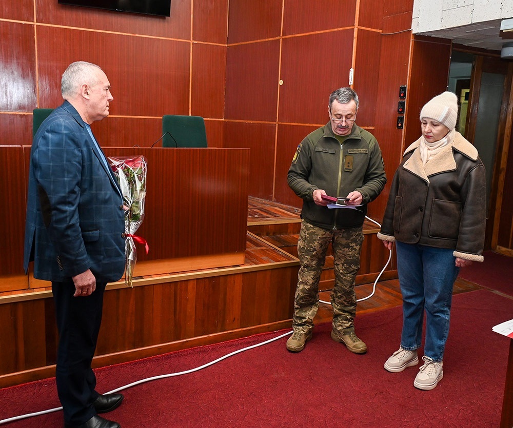 Вручення посмертної нагороди Дениса Опанасюка його тітці в Кагарлику