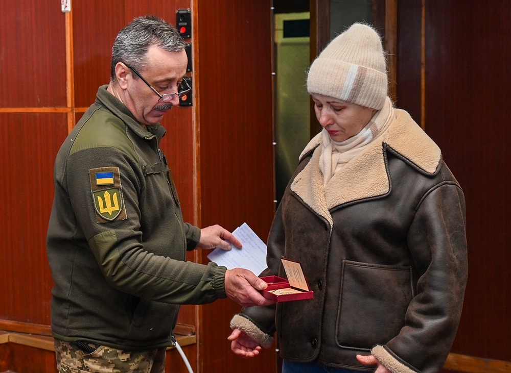 Вручення в Кагарлику посмертної нагороди Дениса Опанасюка його тітці