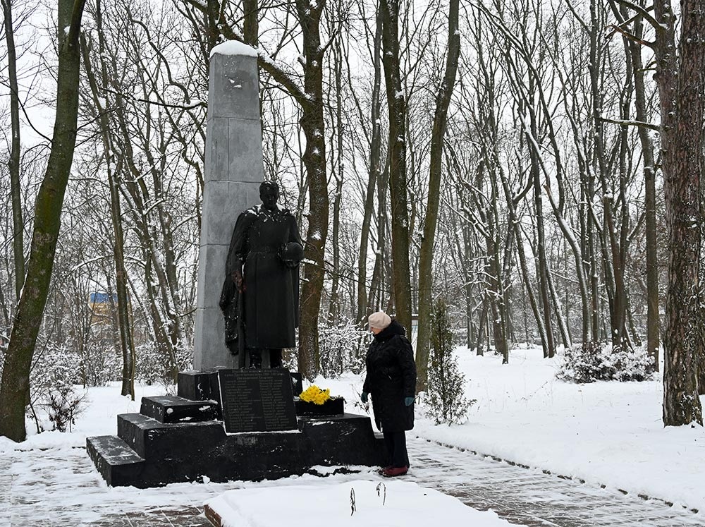 Покладання квітів в Кагарлицькоум парку