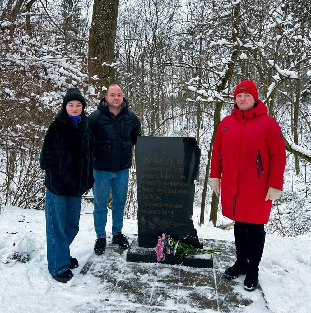 Покладання квітів в Калиновім Яру