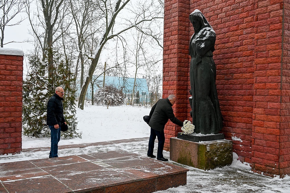 Покладанян квітві до меморіалу воїнам-визволителям в Кагарлицькому парку